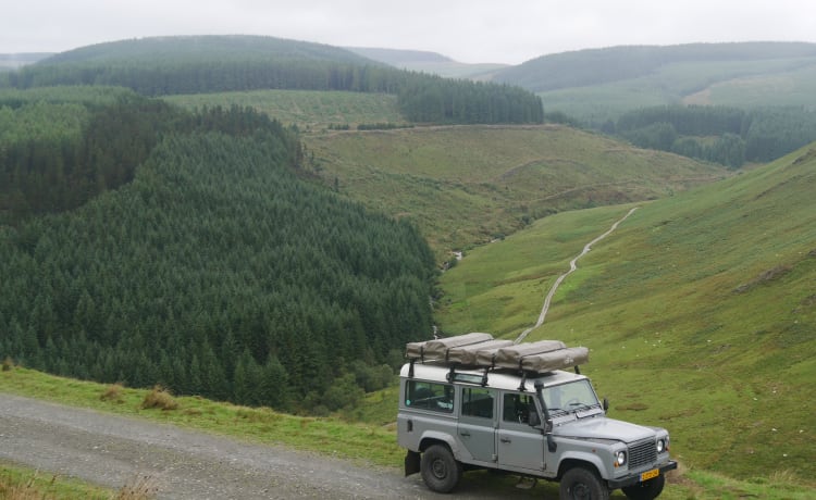 110 grijs – Land Rover Defender 110 with roof tent