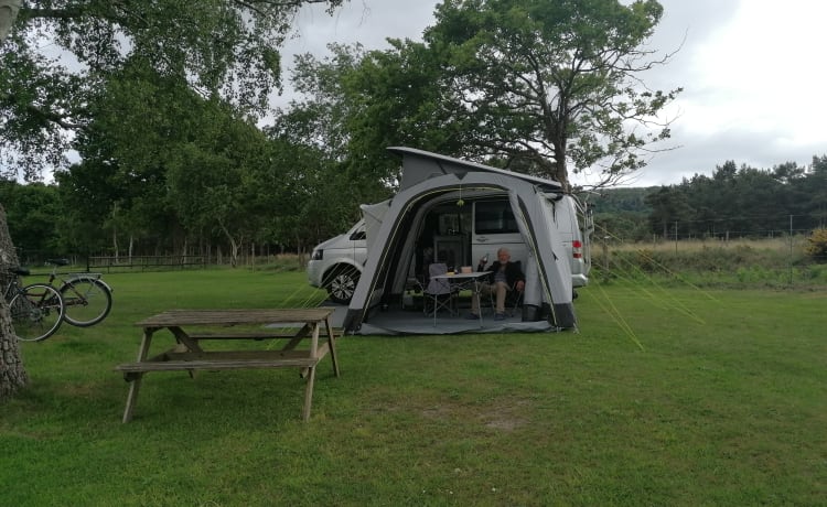 Camping-car VW 4 places automatique - entièrement assuré et prêt à partir en exploration