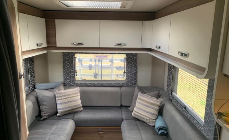 Bertha – 'Bertha' Modern 6 Berth Motorhome, Fully Equipped, Everything Included