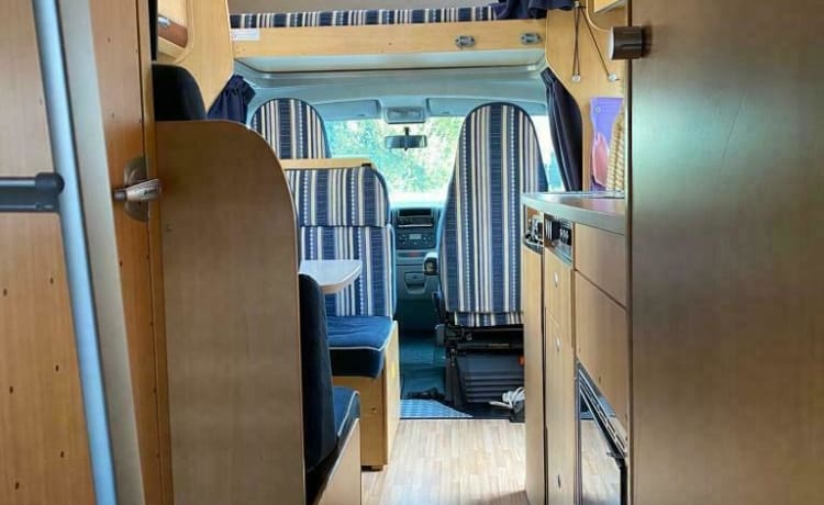 5881 – Neat spacious 6-person Alcove camper (Dethleffs 5881)