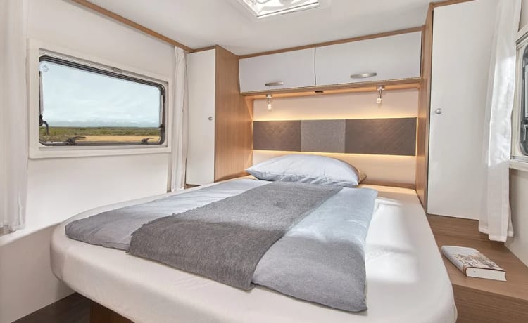 Carado T459 – Erleben Sie die Freiheit! (Jahr 2021) Sehr geräumiger Luxus – Queensize-Bett – separate Dusche