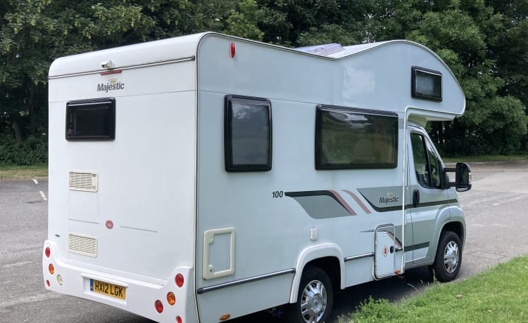 Elvis  – 2012 Elddis Majestic 100 met 4 slaapplaatsen