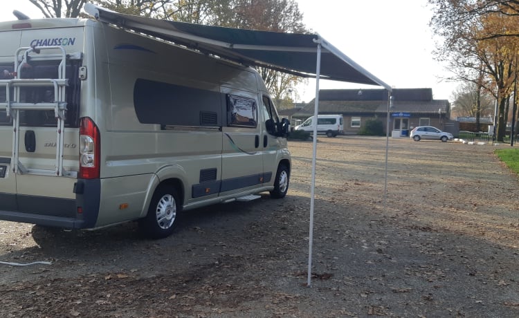 Rijk uitgeruste Chausson met ruime lengtebedden. Reis in stijl!