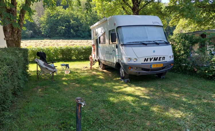 Cozy 5-person Hymer integral camper