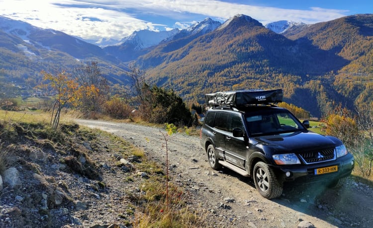 4x4 Mitsubishi Pajero con grande tenda sul tetto