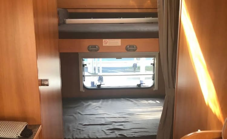 Beautiful, spacious camper with heating and air conditioning