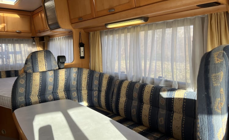 Hymer B575, AUTOMATIC, Air conditioning, Fixed bed and Lift-down bed 5 pers. sleeping/seating