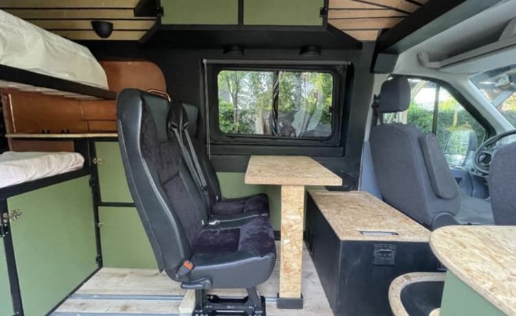 Bruce – Tough 4p bus camper for great adventures