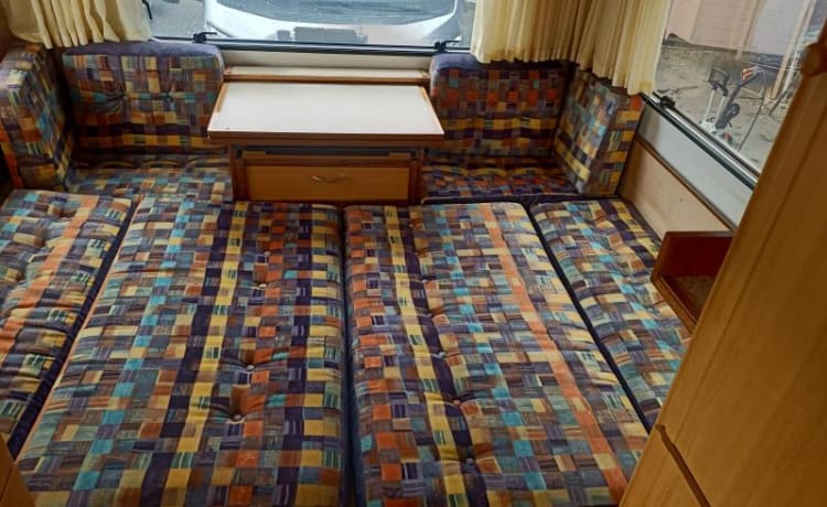 4 slaapplaatsen en 6 zitplaatsen (ook tijdens het rijden) – Nice Camper from flexible owners