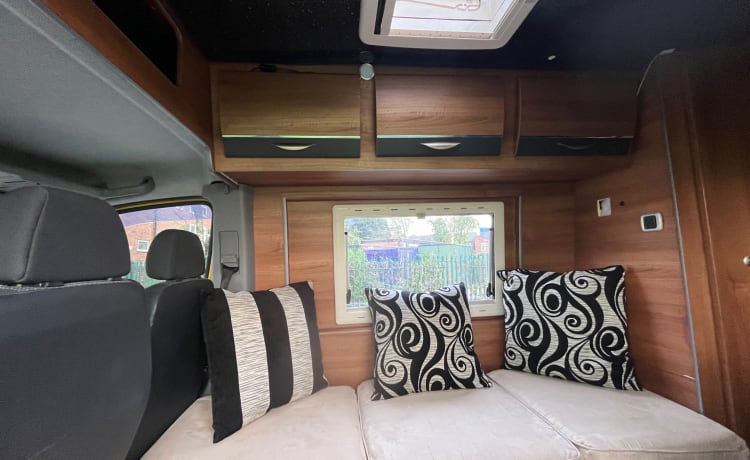 Big Yellow Campervan – Camper Mercedes-Benz con 3 posti letto