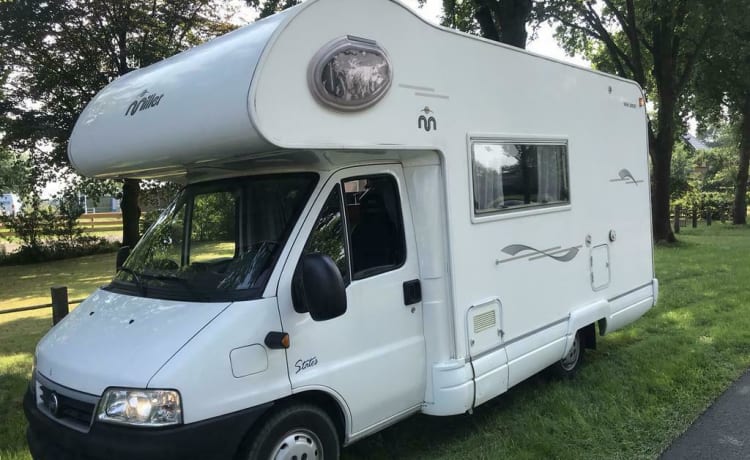 Fiat 6 personnes avec lits superposés, climatisation et assurance complète.