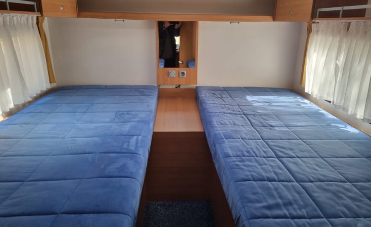 SKY Traveller – Spazioso camper per 2 persone con 2 letti separati