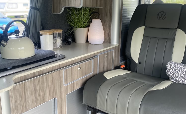 Tommy Tucker  – Luxuriöser Volkswagen Camper mit 4 Schlafplätzen ab 2021