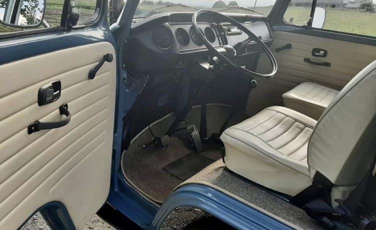 Bernard – Bellissimi camper del 1972 VW Early Bay a noleggio dallo Yorkshire