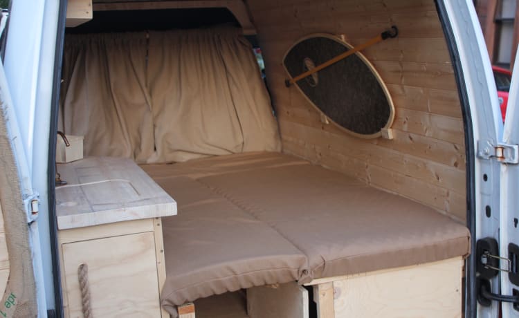 Yayka – Cosy Self-built Pine Camper Sleeps 2 