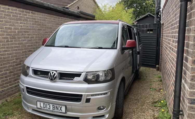 Van de maison  – VW T5 6 seats 4 berth plus 2 in awning 