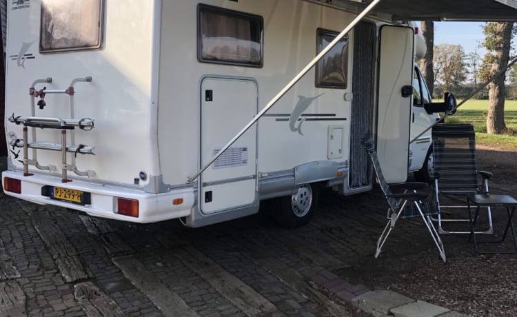 Zeer complete half-integraal camper met grote garage/dierenverblijf