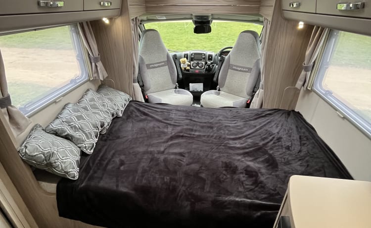 MINDY – 2022 Motorhome Elddis Magnum GT di lusso a 4 posti letto