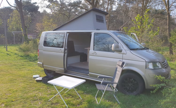 Le camping-car allongé Volkswagen peut accueillir 2 personnes