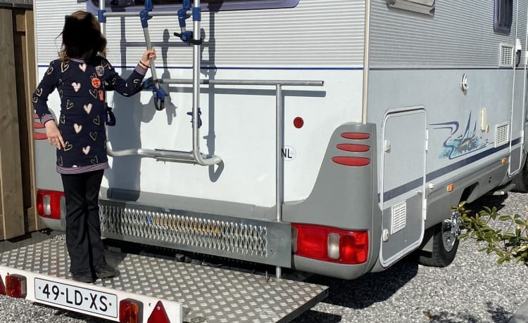 Magnifique et pratique camping-car Dethleffs pour 2 à 5 personnes.