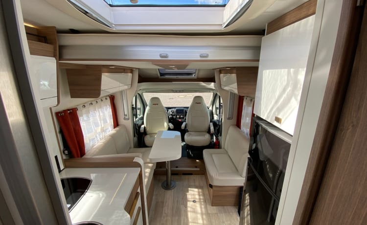 Pilote P746C –  Nieuwe, zeer luxe, uitgevoerde Pilote camper met 4 slaapplaatsen