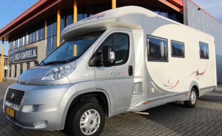 Comfortabele ruime camper  – Challenger met vrijstaand 2 pers. bed. 