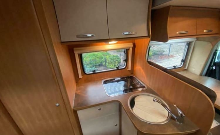 Fiat Camper Chausson Flash spacieux pour 4 personnes avec lit français et lit de pavillon