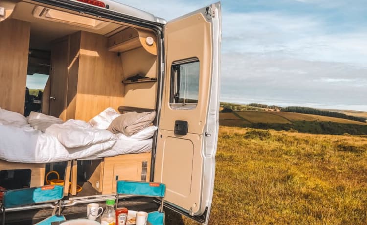 Vehicle 4 – 2-4 slaapplaatsen smetteloos model 2021 bedrieglijk ruime camper