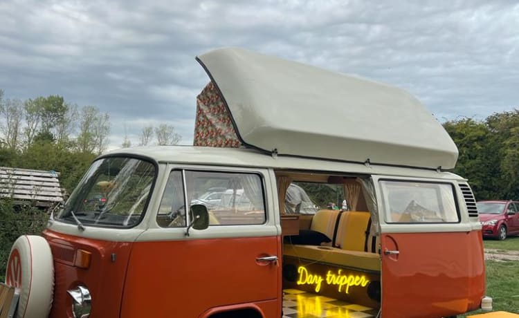 Janis  – Volkswagen 1973 T2 Bay Campervan