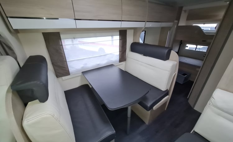 StarCamper No.1 – Challenger VIP C256 - luxe gezinscamper* tot 7 personen - München