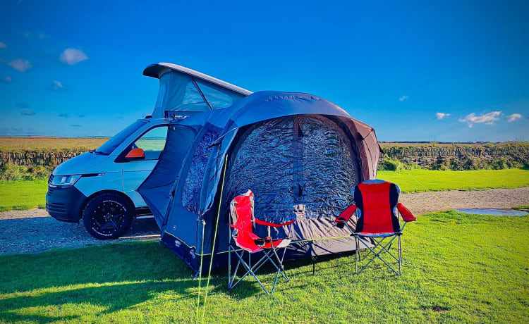 The Surfer – 2020 Top Spec luxe VW Campervan. Verken Cornwall in stijl.