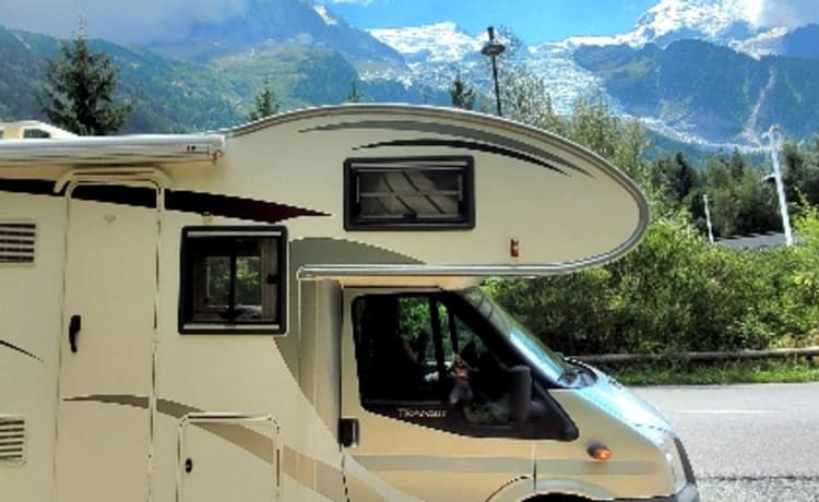 Pluk  – Super cozy 6-person camper! Still available in July :)