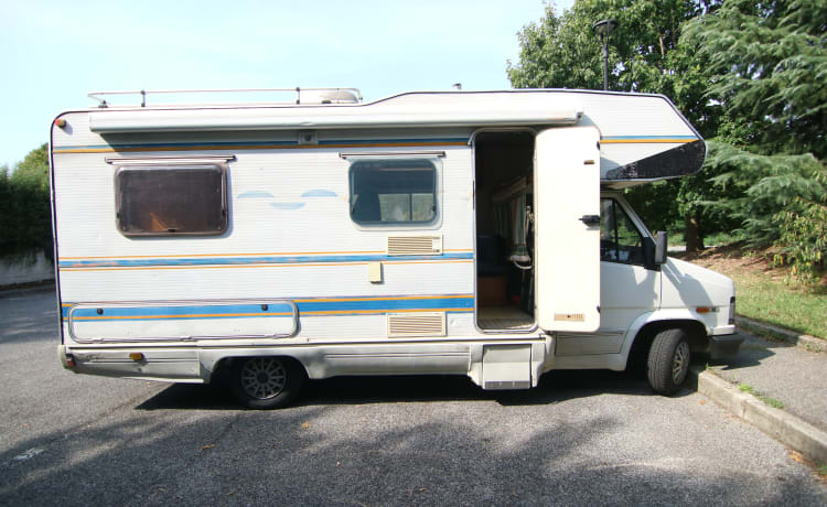 Ducato 6 zetels 5 slaapplaatsen, met aparte kamer en aparte douche