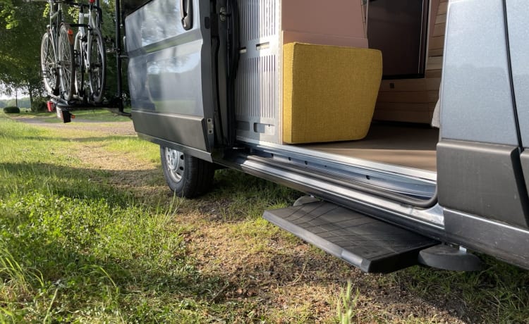 Roze Roadtripper – Compacte modulaire buscamper voor 2 personen 