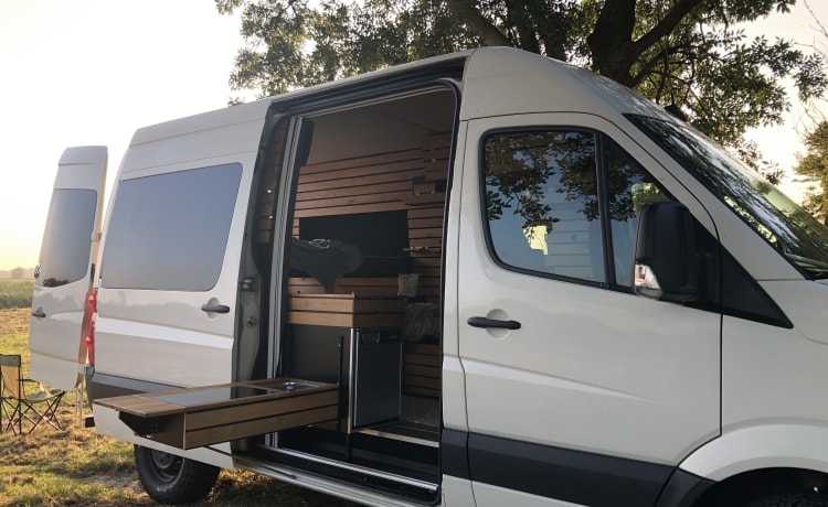 Kai – Tough off-grid Volkswagen Crafter Bus camper