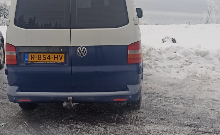 The white and blue dream – Autobus camper VW T5