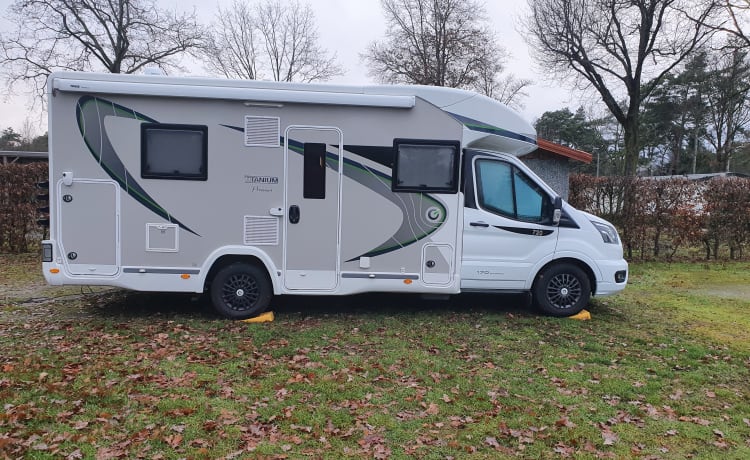 Chausson 720 Titanium Premium (separate room with bunk bed!)