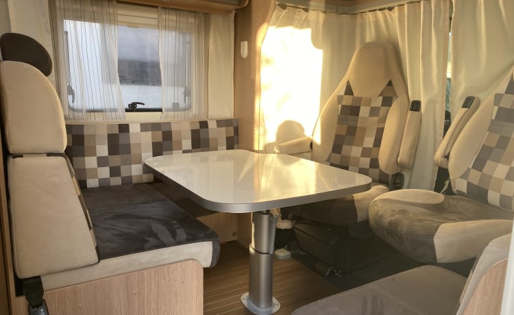 Bono – Familiencamper mit Hubbett und Längsbetten