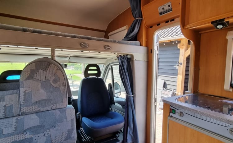 Sunny  – 6 persoons alcove camper (Fiat uit 2006)