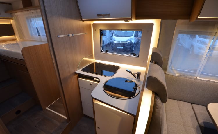 Carado T447 – Very luxurious camper length beds - separate shower - XXL garage - corner seat