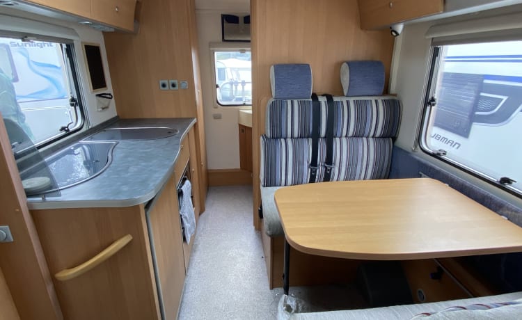 Bertie – compact Knaus motorhome, sleeps 4