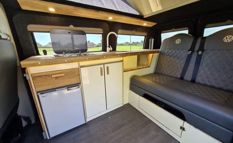 Luna – Bellissimo camper Volkswagen Transporter 4 posti letto