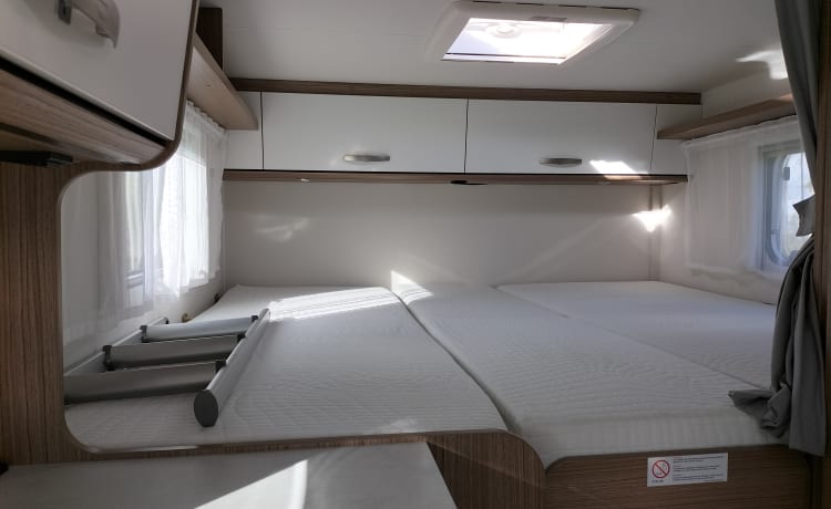 Vannie – Uit 2022!! - Gloednieuwe 2 pers camper-Carado V337  