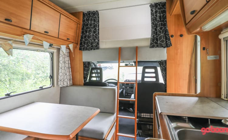 Compact and complete family camper