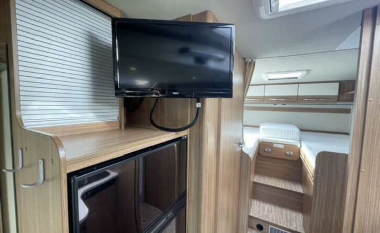 Enjoy Life – Luxe camper enkele bedden + hefbed Carado T447