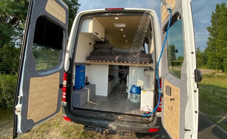 Unique, compact and modern bus camper (self-sufficient)