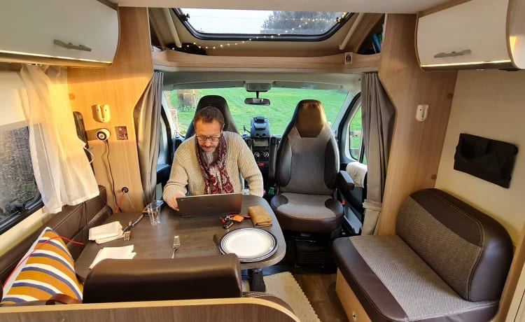 Exultare – Relaxed op stap met deze complete 4p camper.  Wel >3j C1 rijbewijs