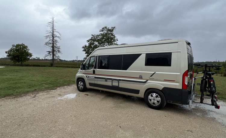 Luxury camper, like new, 5.99 m, automatic, 2 length beds