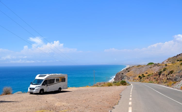 Carado T334 – Découvrez l'ESPAGNE en camping-car ! Louez un Carado MODÈLE 2021 maintenant