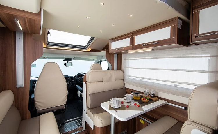 Rewind – Luxury Family Escape: Moderne 6-persoons camper klaar voor een avontuur!